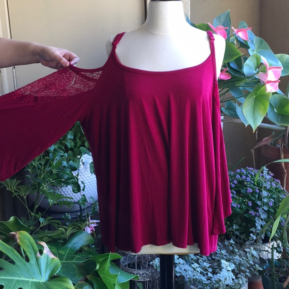💕TORRID Magenta Cold Shoulder Top With Lace Sleeves💕